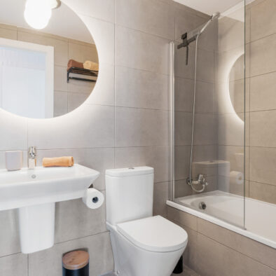 2 badkamers met bad appartement Estepona