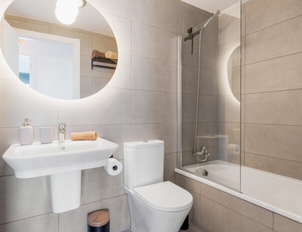 2 badkamers met bad appartement Estepona